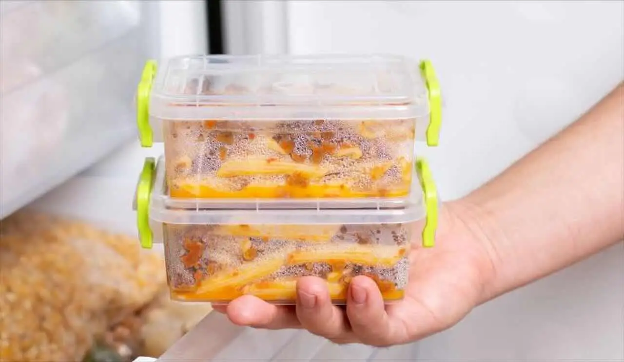 Non conservare cibo caldo in contenitori chiusi