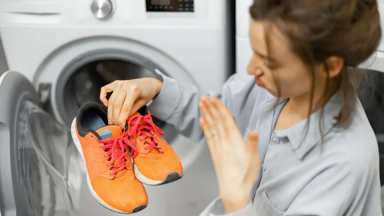 Non conservare scarpe umide nella scarpiera