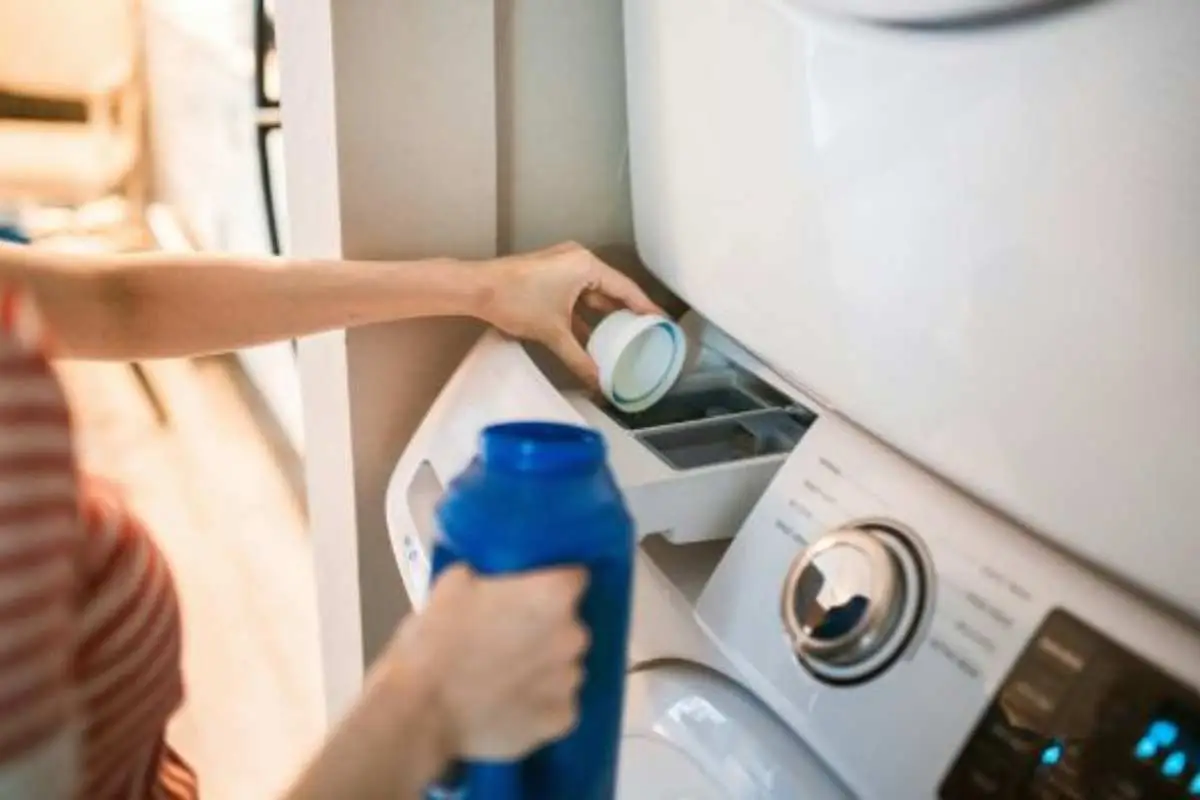 Non usare troppo detersivo in lavatrice: ecco cosa succede