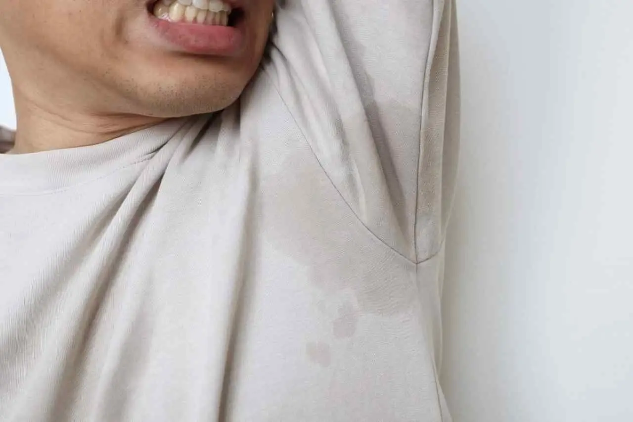 Come togliere le macchie di sudore dai vestiti senza danneggiarli