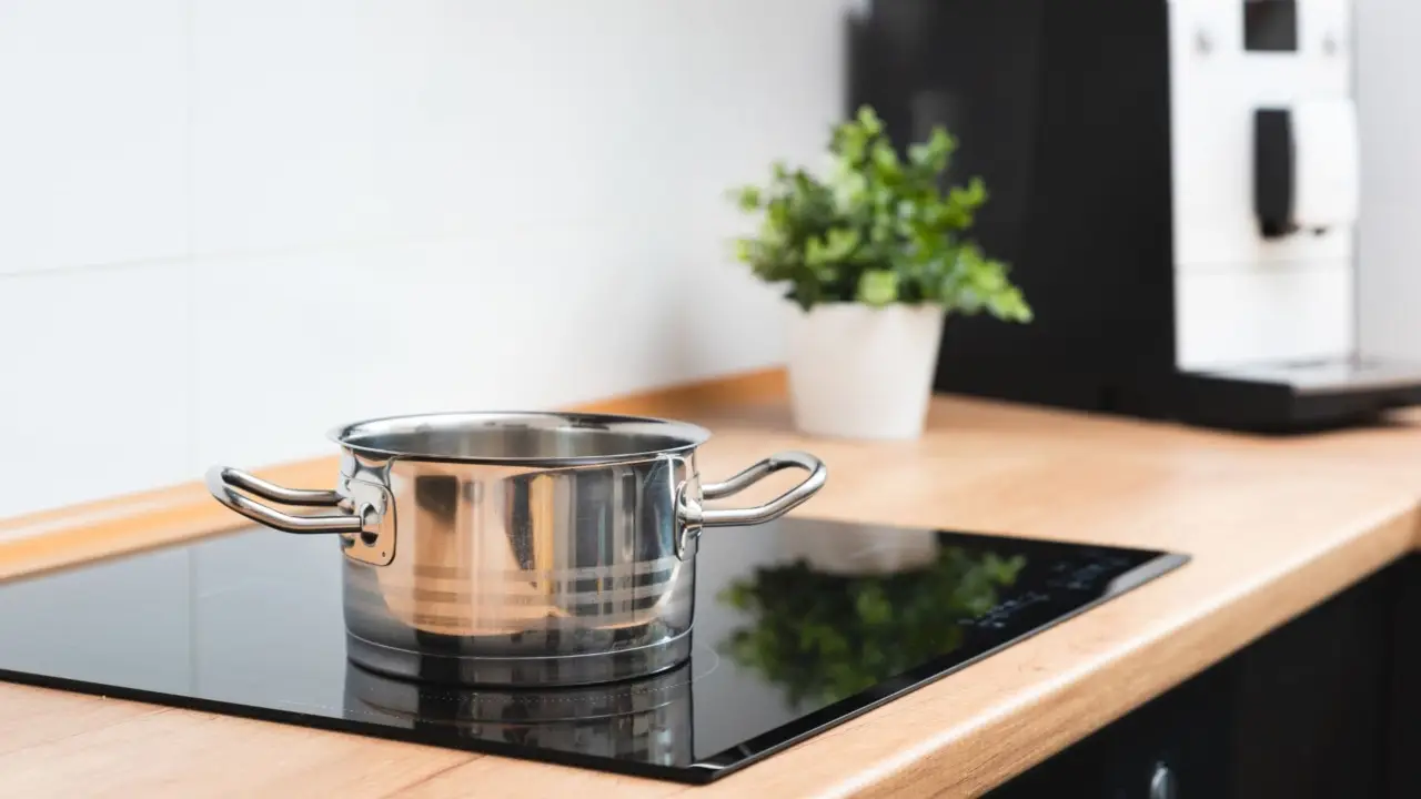 Come usare un piano a induzione per risparmiare sulla bolletta: il trucco è sorprendente