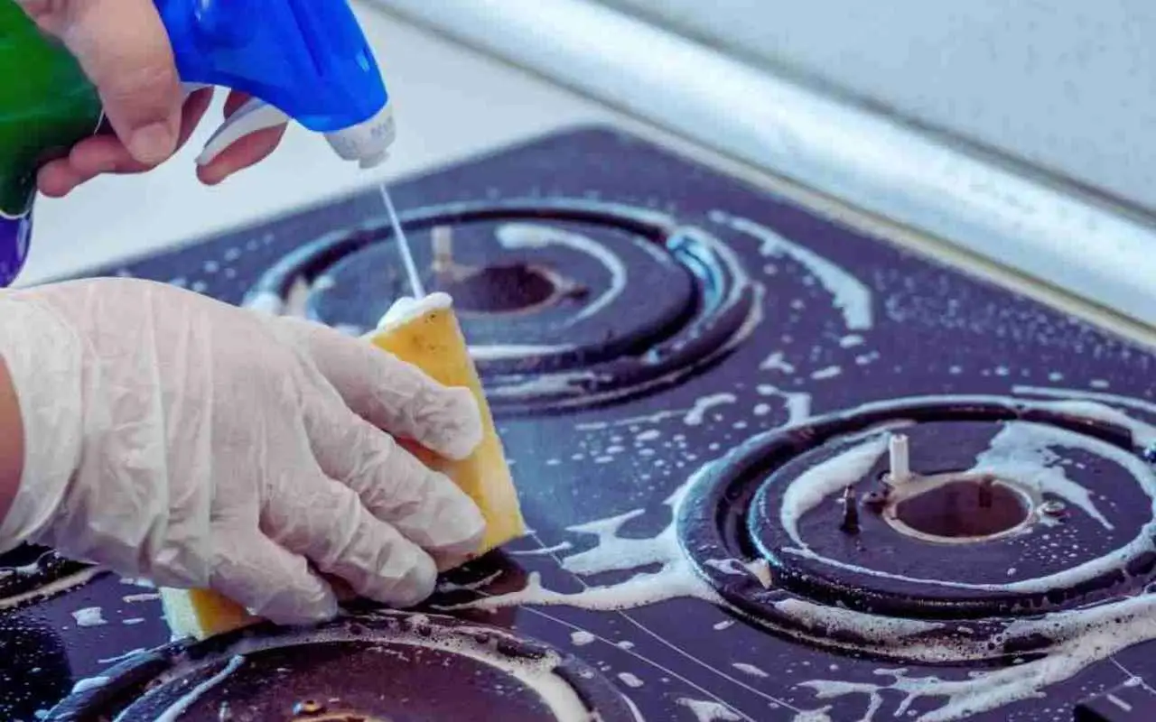 Non usare questo sgrassatore in cucina: lascia residui dannosi sui piani