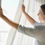 Come pulire le tende senza smontarle? Il trucco pratico che le fa tornare nuove