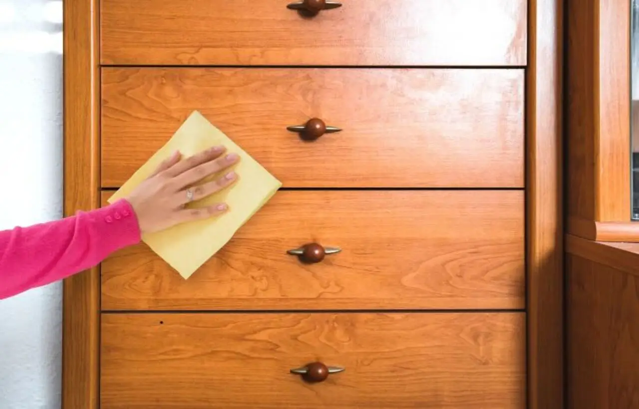 Come pulire i mobili della cucina velocemente: ecco il trucco della nonna